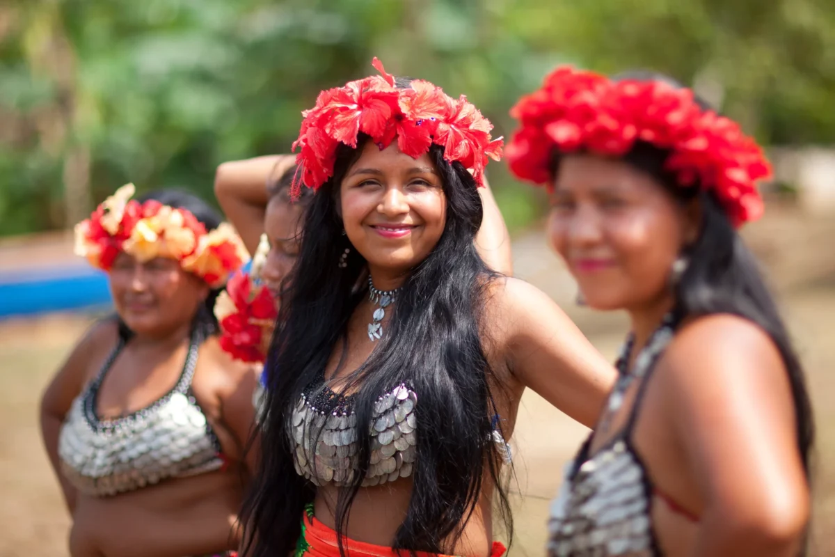 Mujeres y niñas indígenas de la tribu Embera posan para la cámara en su pueblo Embera, a las afueras de la ciudad de Panamá.
