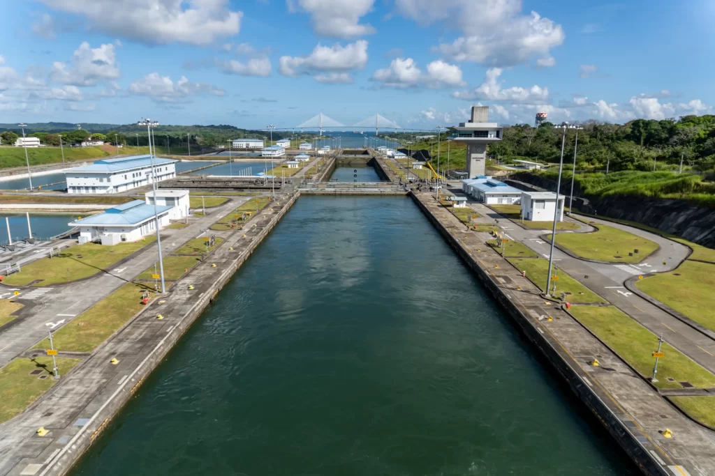 Nueva esclusa en el Canal de Panamá, con el puente Centenario de fondo.