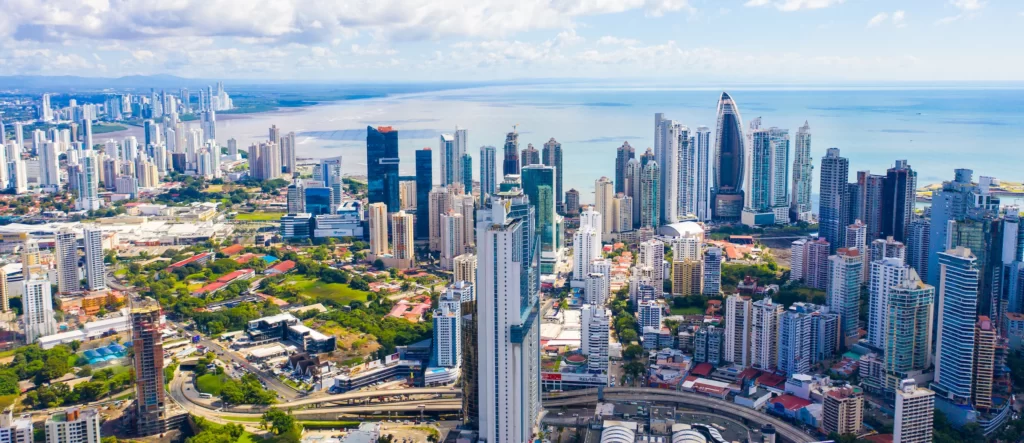 Ciudad Panamá, una amplia vista de sus rascacielos y avenidas